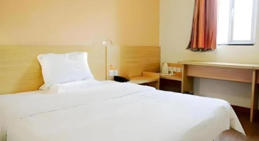 Bed in 7 Days Inn Qingdao Shandong Road Zhenning Overpass Branch