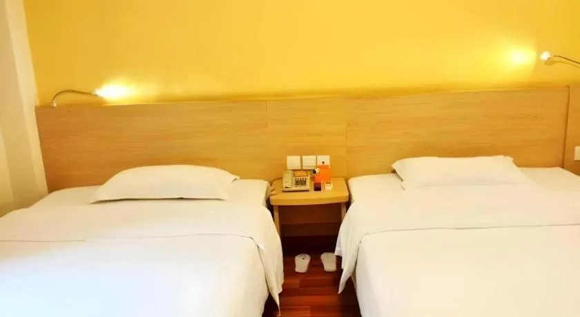 Bed in 7 Days Inn Qingdao Shandong Road Zhenning Overpass Branch