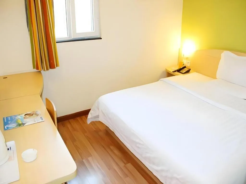 Bed in 7 Days Inn Qingdao Shandong Road Zhenning Overpass Branch