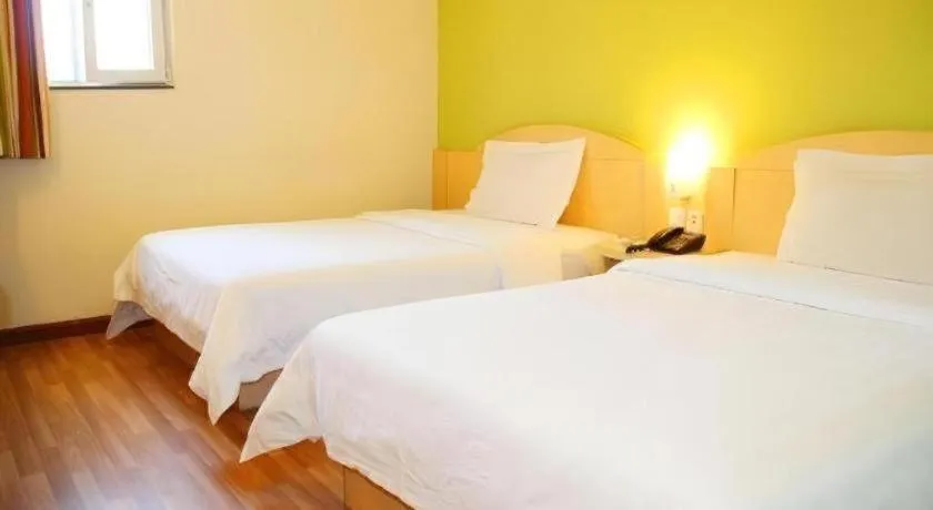 Bed in 7 Days Inn Qingdao Shandong Road Zhenning Overpass Branch