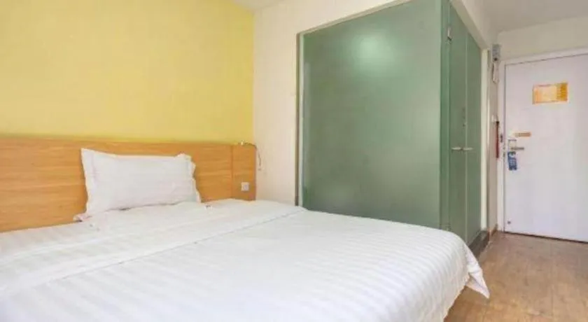 Bed in 7 Days Inn Qingdao Shandong Road Zhenning Overpass Branch