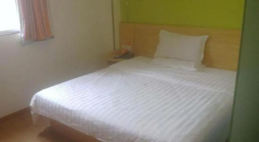 Bed in 7 Days Inn Qingdao Shandong Road Zhenning Overpass Branch