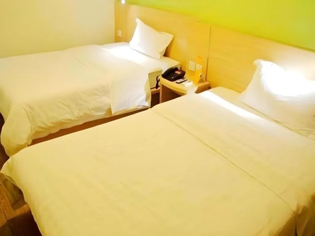 Bed in 7 Days Inn Qingdao Shandong Road Zhenning Overpass Branch