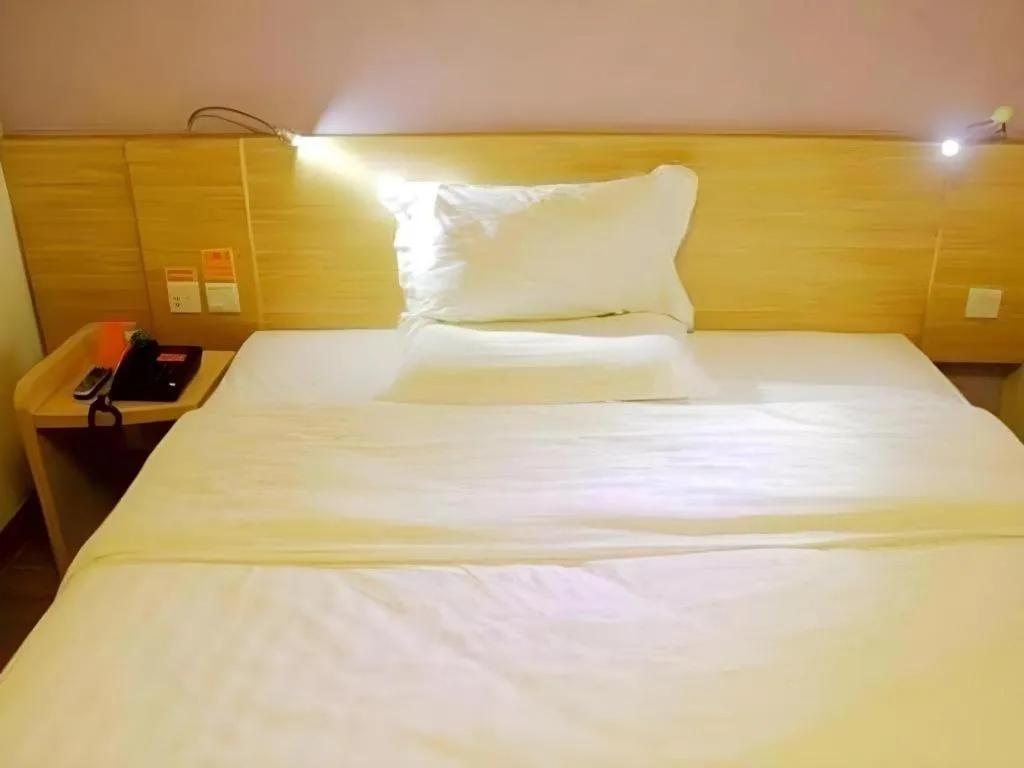 Bed in 7 Days Inn Qingdao Shandong Road Zhenning Overpass Branch