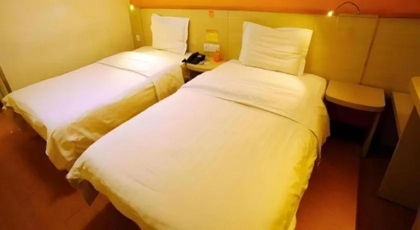 Bed in 7 Days Inn Qingdao Shandong Road Zhenning Overpass Branch