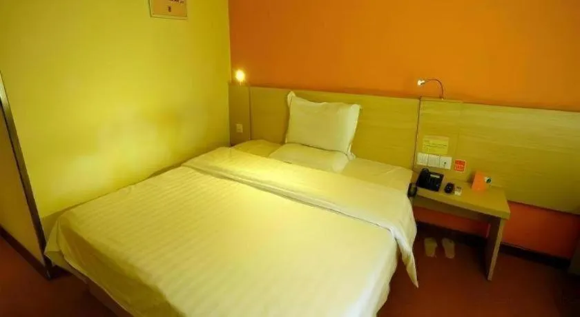 Bed in 7 Days Inn Qingdao Shandong Road Zhenning Overpass Branch