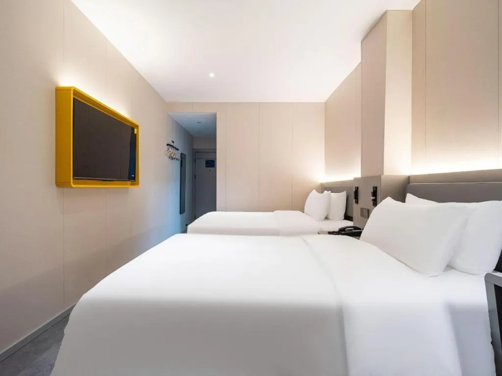 Bed in 7 Days Inn Qingdao Shandong Road Zhenning Overpass Branch