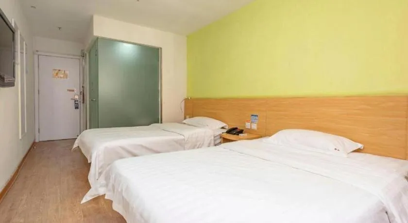 Bed in 7 Days Inn Qingdao Shandong Road Zhenning Overpass Branch