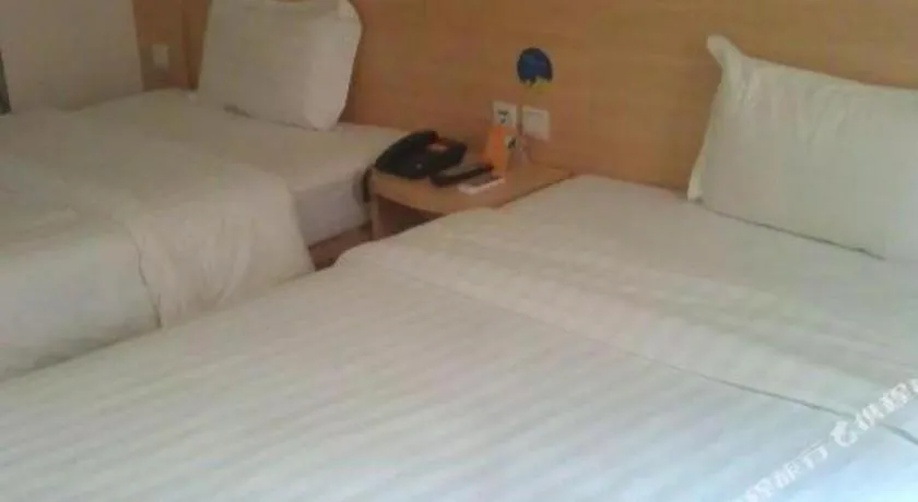 Bed in 7 Days Inn Qingdao Shandong Road Zhenning Overpass Branch