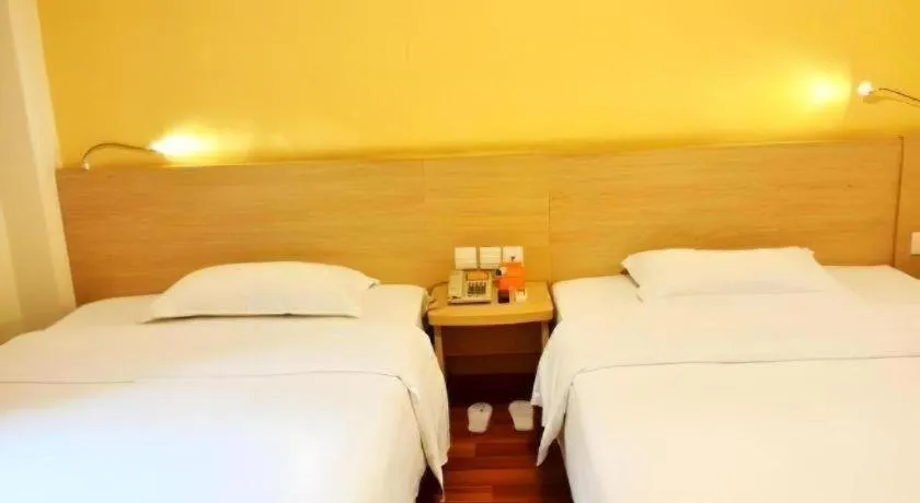 Bed in 7 Days Inn Qingdao Shandong Road Zhenning Overpass Branch