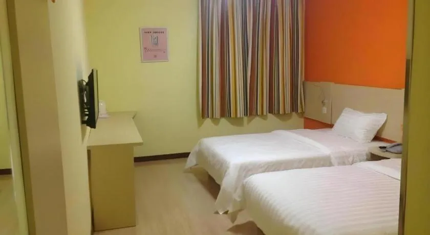 Bed in 7 Days Inn Qingdao Shandong Road Zhenning Overpass Branch