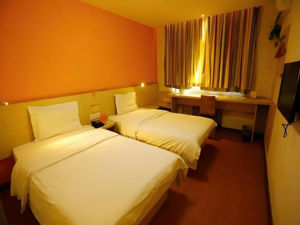 Bed in 7 Days Inn Qingdao Shandong Road Zhenning Overpass Branch