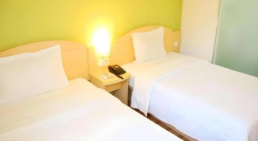 Bed in 7 Days Inn Qingdao Shandong Road Zhenning Overpass Branch
