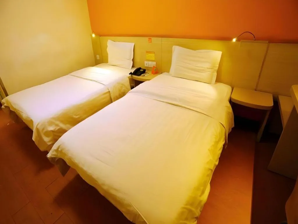Bed in 7 Days Inn Qingdao Shandong Road Zhenning Overpass Branch