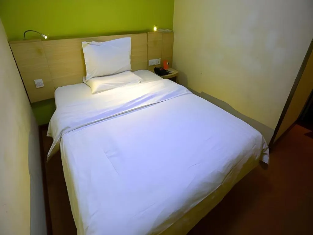 Bed in 7 Days Inn Qingdao Shandong Road Zhenning Overpass Branch