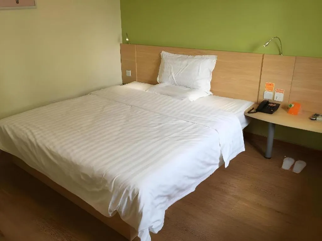 Bed in 7 Days Inn Qingdao Shandong Road Zhenning Overpass Branch