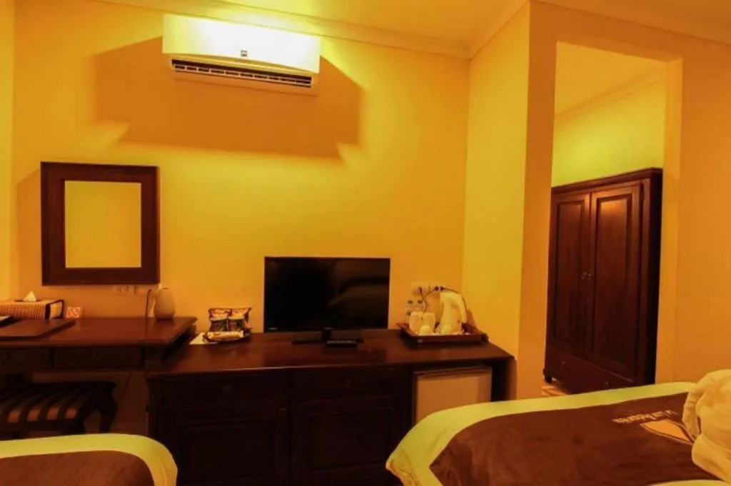 Bed in Le Luxe Boutique Hotel