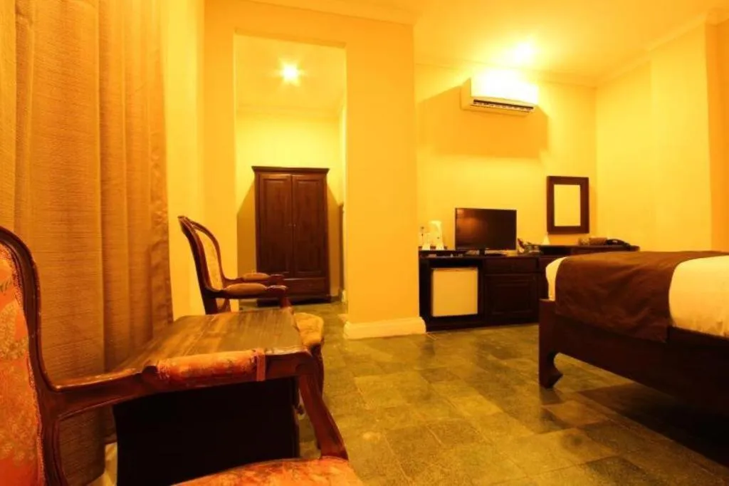 Bed in Le Luxe Boutique Hotel