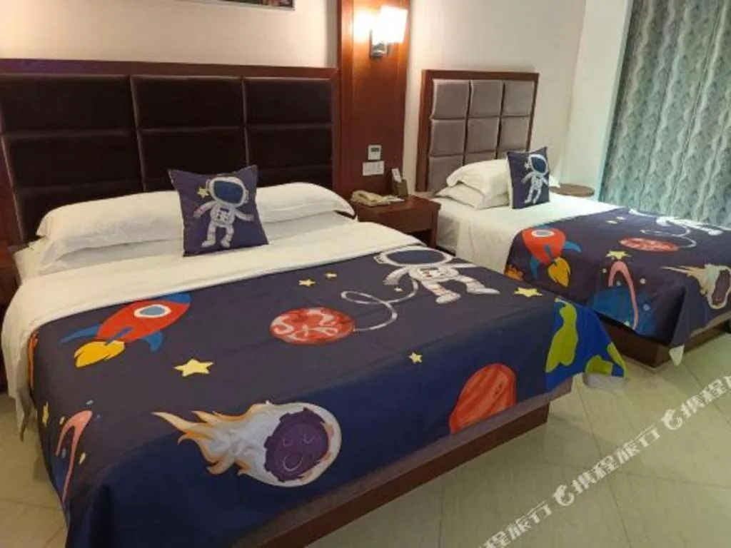 Bed in Qionghai Jin Mao Hotel