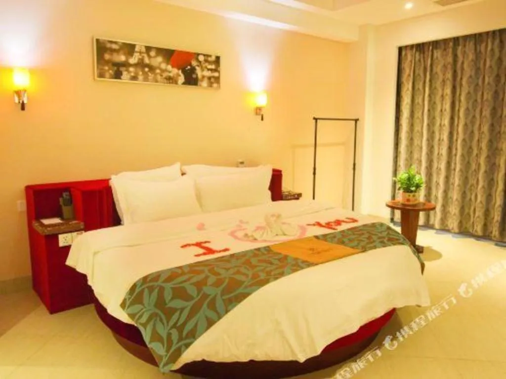 Bed in Qionghai Jin Mao Hotel