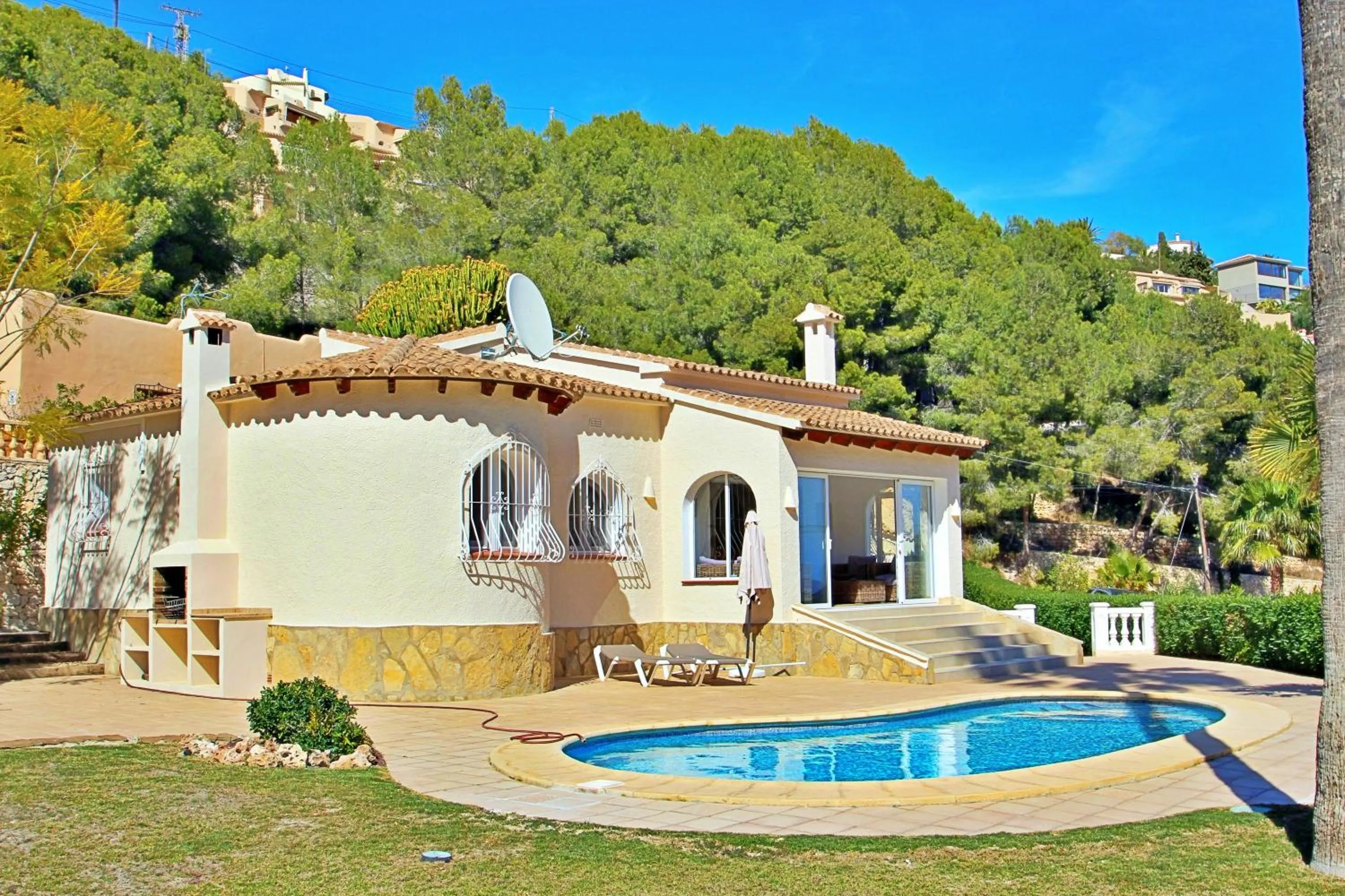 Alldo - hill side with private pool in Moraira