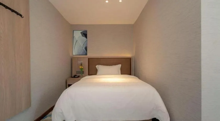 Bed in GreenTree Inn Ganzhou Sankang Temple DaRunFa Express Hotel