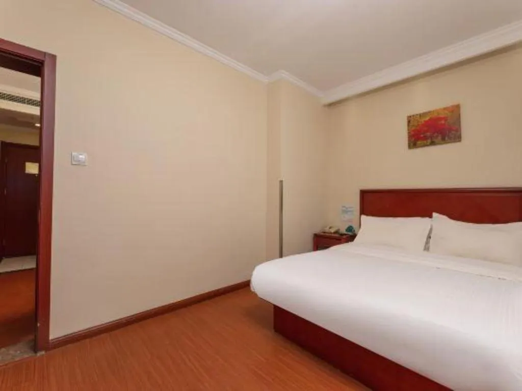 Bed in GreenTree Inn Suzhou Railway Station North Square Haobainian Wedding Dress City Express Hotel