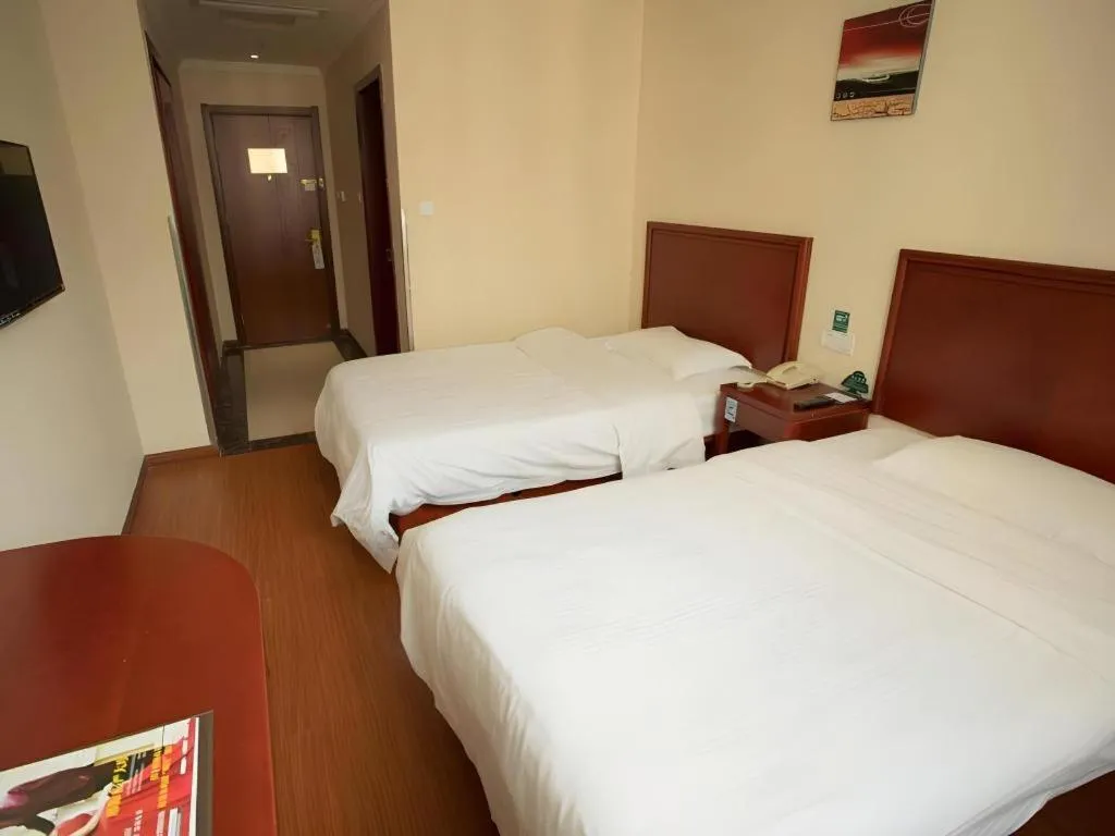 Bed in GreenTree Inn Suzhou Railway Station North Square Haobainian Wedding Dress City Express Hotel