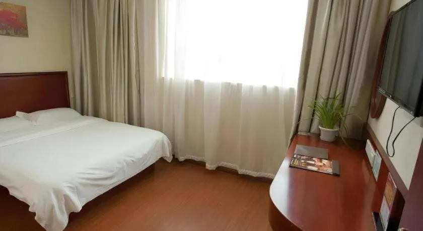 Bed in GreenTree Inn Suzhou Railway Station North Square Haobainian Wedding Dress City Express Hotel