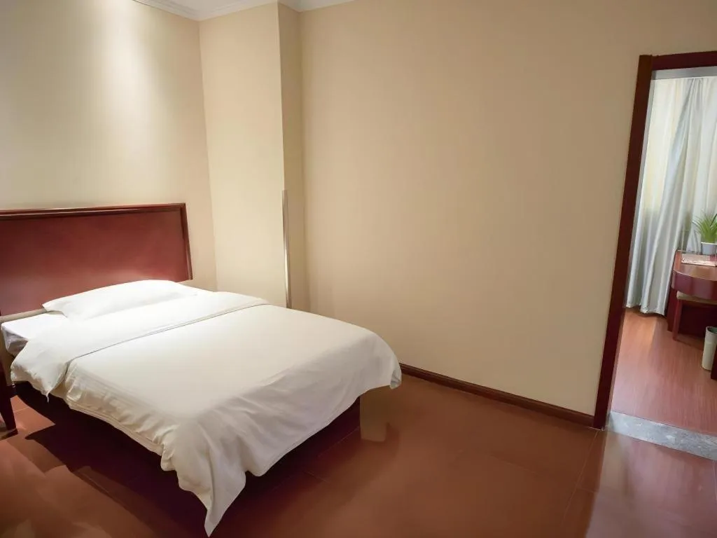 Bed in GreenTree Inn Suzhou Railway Station North Square Haobainian Wedding Dress City Express Hotel