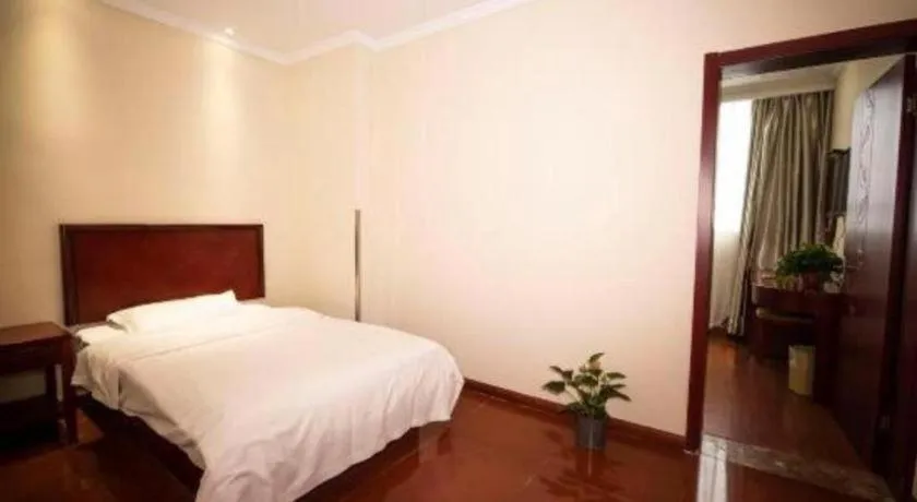 Bed in GreenTree Inn Suzhou Railway Station North Square Haobainian Wedding Dress City Express Hotel