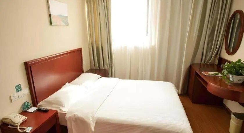 Bed in GreenTree Inn Suzhou Railway Station North Square Haobainian Wedding Dress City Express Hotel