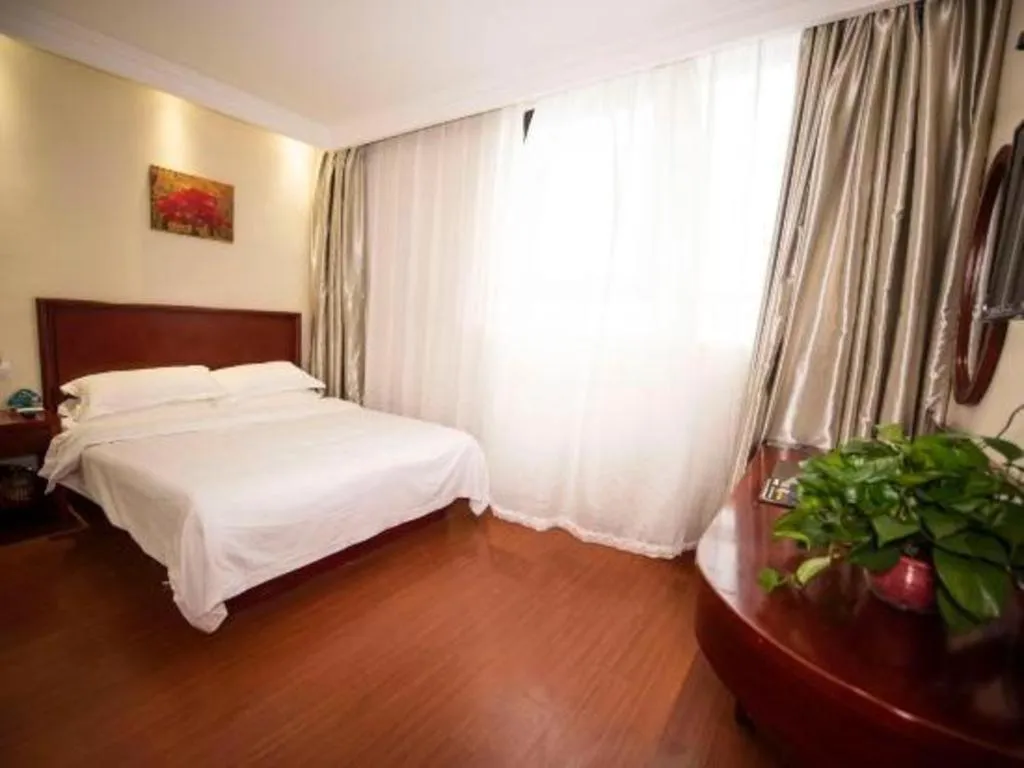 Bed in GreenTree Inn Suzhou Railway Station North Square Haobainian Wedding Dress City Express Hotel