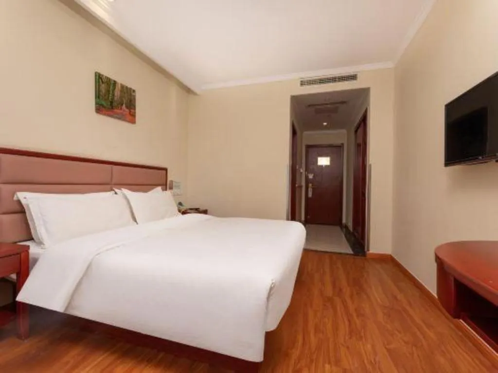 Bed in GreenTree Inn Suzhou Railway Station North Square Haobainian Wedding Dress City Express Hotel