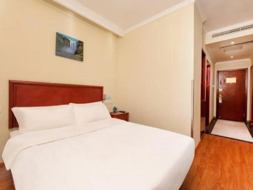 Bed in GreenTree Inn Suzhou Railway Station North Square Haobainian Wedding Dress City Express Hotel