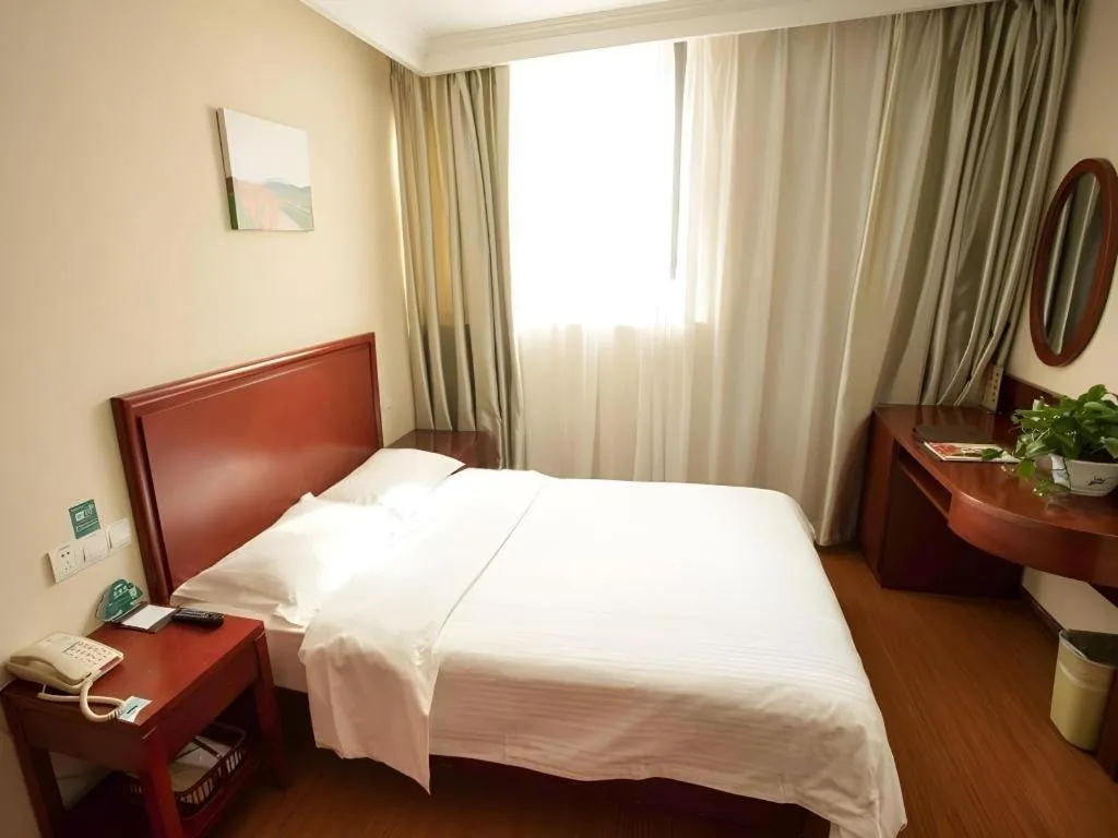 Bed in GreenTree Inn Suzhou Railway Station North Square Haobainian Wedding Dress City Express Hotel