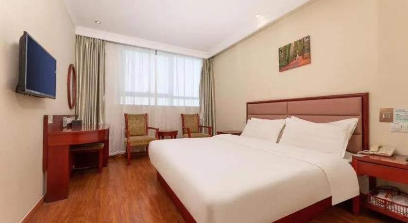 Bed in GreenTree Inn Suzhou Railway Station North Square Haobainian Wedding Dress City Express Hotel