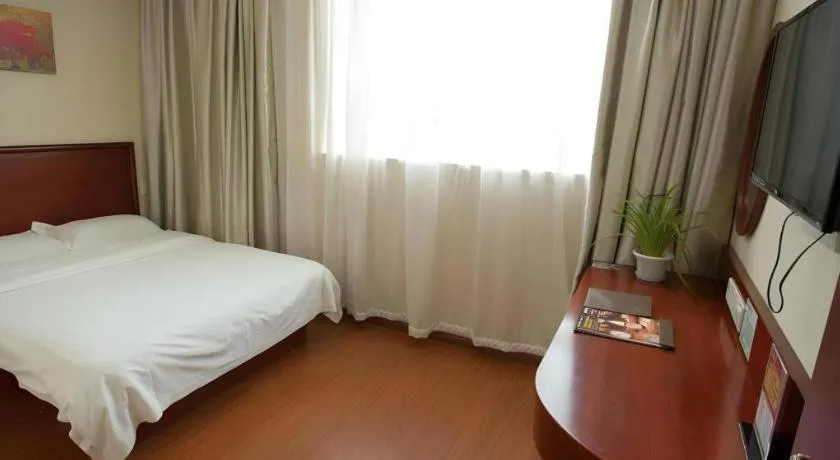 Bed in GreenTree Inn Suzhou Railway Station North Square Haobainian Wedding Dress City Express Hotel