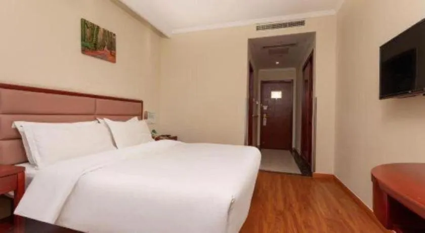 Bed in GreenTree Inn Suzhou Railway Station North Square Haobainian Wedding Dress City Express Hotel