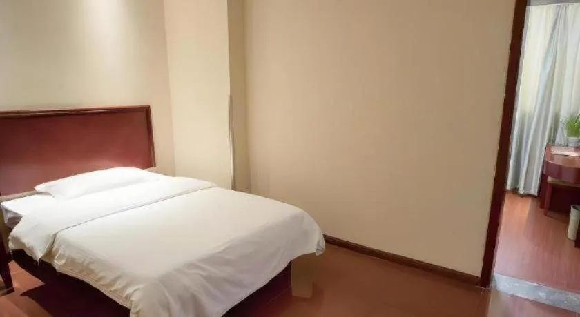 Bed in GreenTree Inn Suzhou Railway Station North Square Haobainian Wedding Dress City Express Hotel