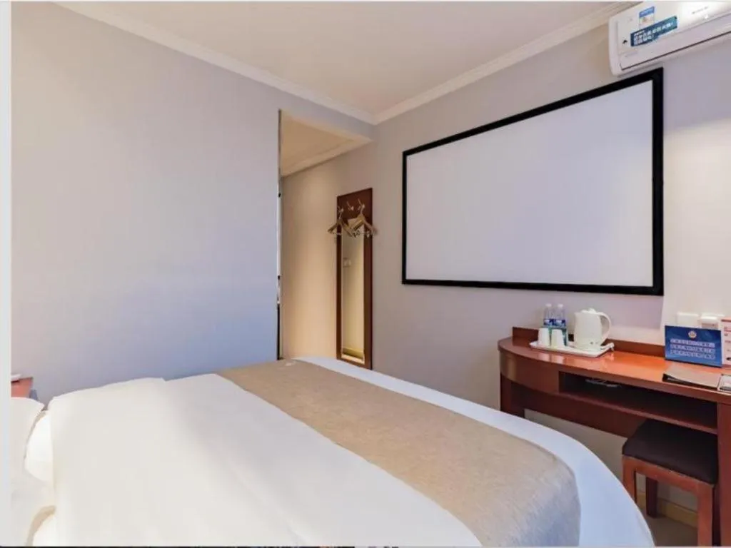 Bed in GreenTree Inn Beijing Tonzhou Maju Bridge No.2 Express Hotel