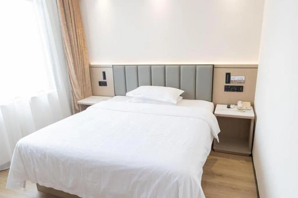 Bed in GreenTree Inn Jiangsu Wuxi Xishan DongTing Erquan East Road XinGuang Newly Estate Express Hotel