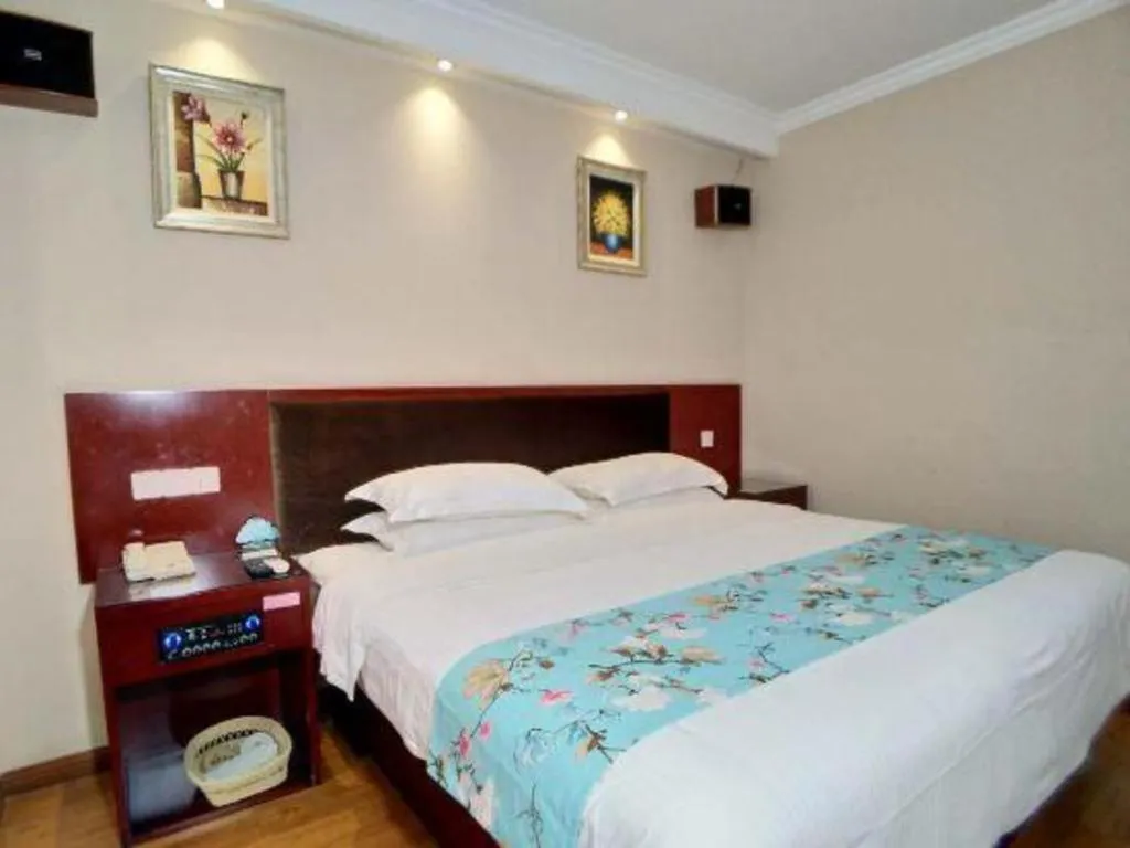 Bed in GreenTree Inn Jiangsu Wuxi Xishan DongTing Erquan East Road XinGuang Newly Estate Express Hotel