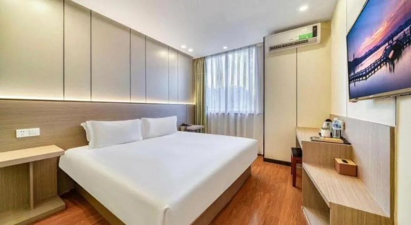 Bed in Vatica ShangHai Pudong Airport Disney Huaxia(E) Road Metro Station Hotel .