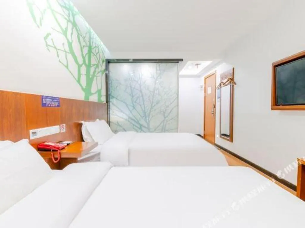 Bed in Vatica ShangHai Pudong Airport Disney Huaxia(E) Road Metro Station Hotel .