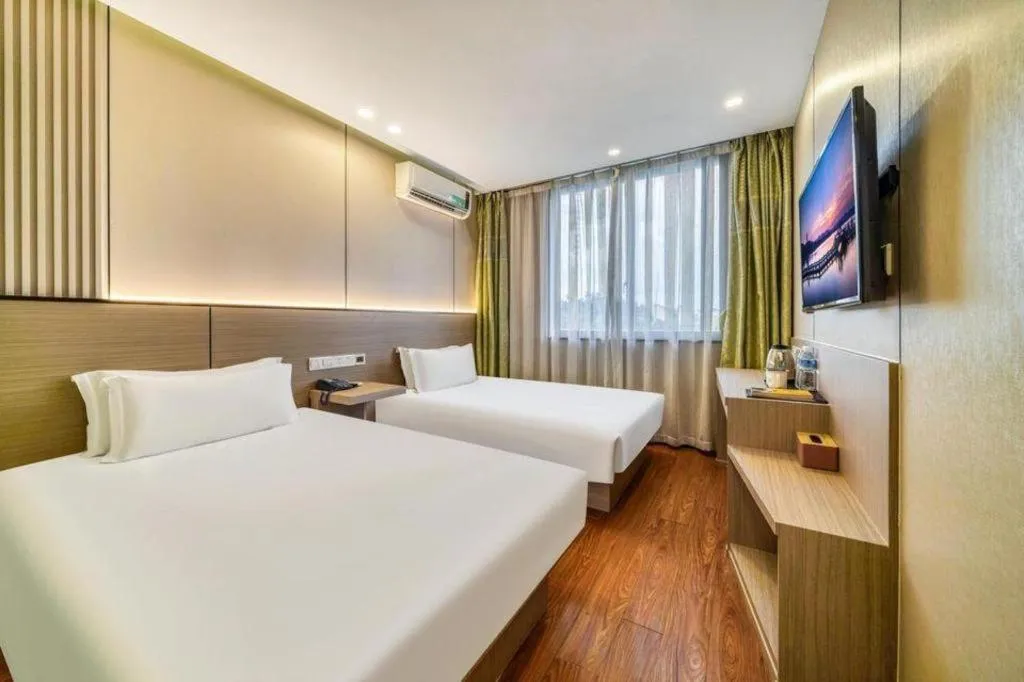 Bed in Vatica ShangHai Pudong Airport Disney Huaxia(E) Road Metro Station Hotel .