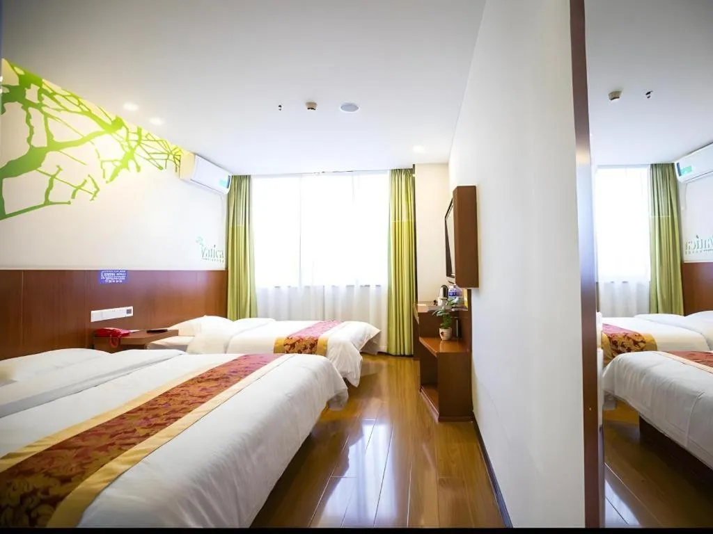 Bed in Vatica ShangHai Pudong Airport Disney Huaxia(E) Road Metro Station Hotel .