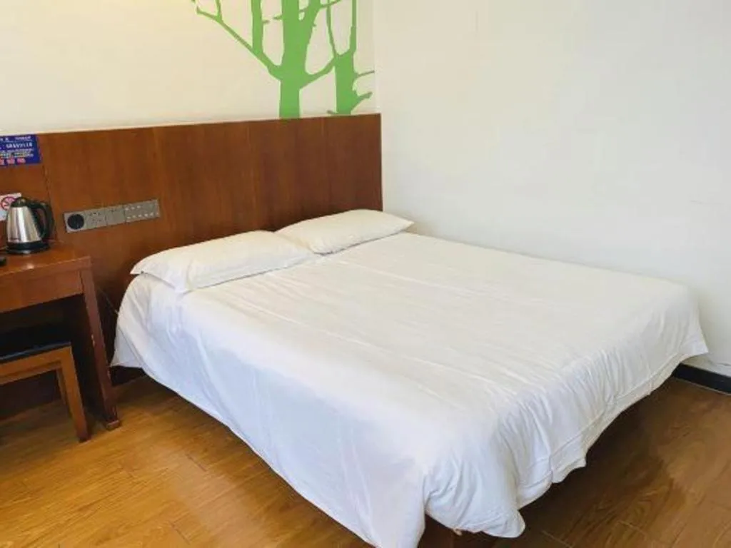 Bed in Vatica ShangHai Pudong Airport Disney Huaxia(E) Road Metro Station Hotel .