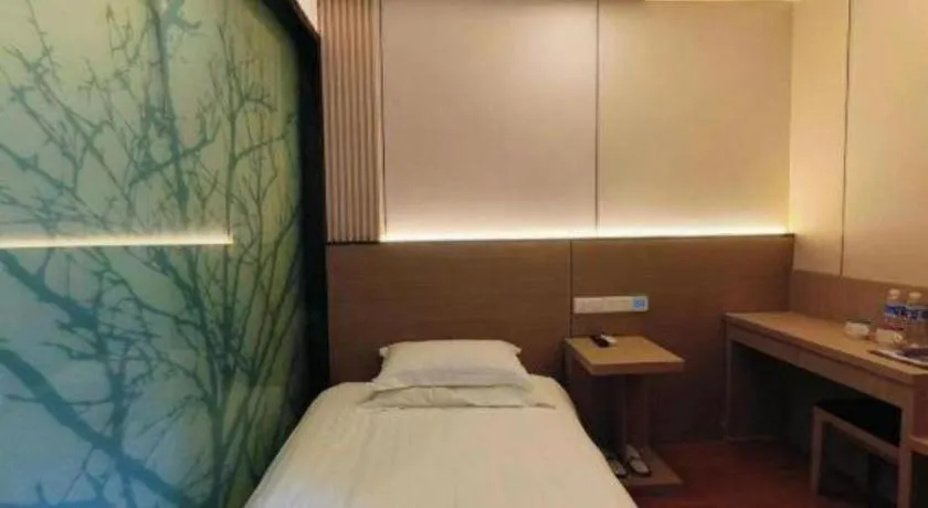 Bed in Vatica ShangHai Pudong Airport Disney Huaxia(E) Road Metro Station Hotel .