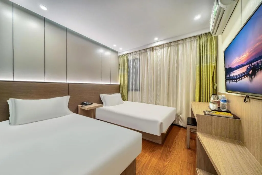 Bed in Vatica ShangHai Pudong Airport Disney Huaxia(E) Road Metro Station Hotel .